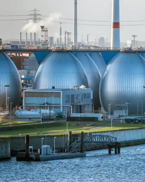 Desalination plant SWRO train with activated carbon dechlorination and permeate polishing beds supplying finished water to Saudi Arabia municipal and industrial networks