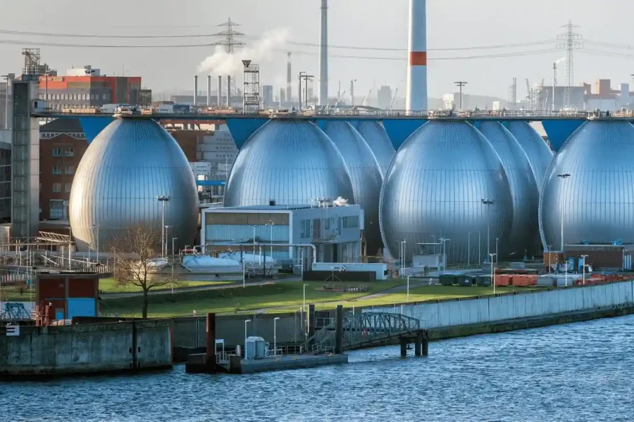 Desalination plant SWRO train with activated carbon dechlorination and permeate polishing beds supplying finished water to Saudi Arabia municipal and industrial networks